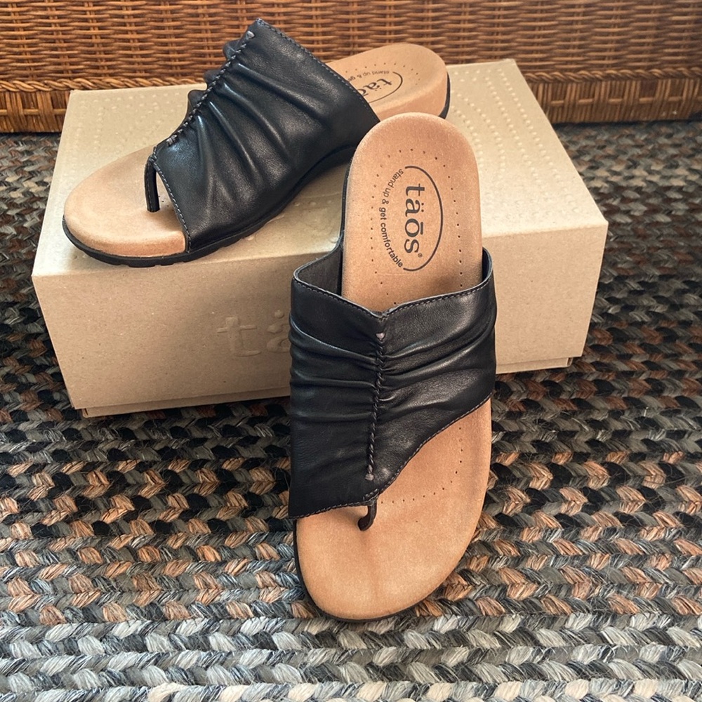 Taos women’s Sandals sz 8 new